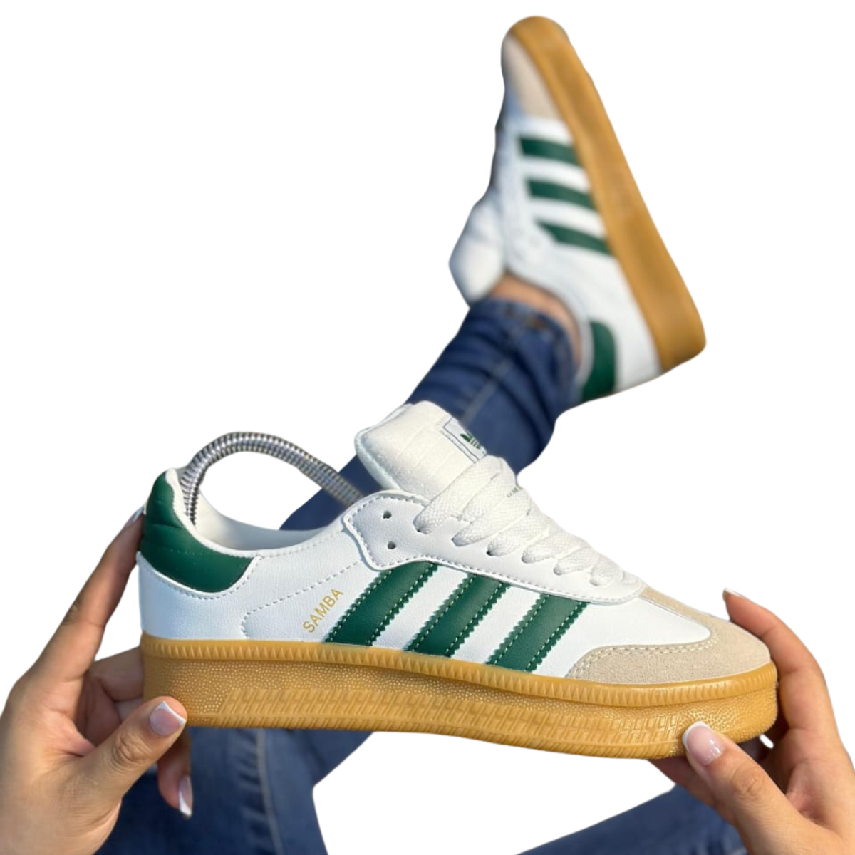 ADIDAS SAMBA PLATAFORMA HOMBRE: Eleva tu Estilo con el Clásico Moderno Las ADIDAS SAMBA PLATAFORMA HOMBRE son la mezcla perfecta entre lo clásico y lo moderno. Este modelo de zapatillas te ofrece el estilo icónico de las Samba, pero con una suela de plataforma que añade altura y un toque contemporáneo. En Onlineshoppingcenterg, te ofrecemos la mejor selección para que encuentres las Adidas Samba hombre que mejor se adapten a tu estilo.  ¿Por Qué Elegir ADIDAS SAMBA PLATAFORMA HOMBRE? Las ADIDAS SAMBA PLATAFORMA HOMBRE son ideales para quienes buscan un calzado que combine comodidad y estilo. Ya sea que prefieras las clásicas Adidas Samba hombre negras o quieras experimentar con las Adidas Samba hombre verdes, estas zapatillas se adaptan a cualquier ocasión, desde un look casual hasta algo más elegante.  Características Destacadas Estilo Icónico con un Toque Moderno: Las ADIDAS SAMBA PLATAFORMA HOMBRE conservan el diseño retro que ha hecho famosas a las zapatillas Adidas Samba hombre, pero con una suela de plataforma que las hace únicas y modernas.  Comodidad Sin Compromisos: A pesar de la suela elevada, estas zapatillas son increíblemente cómodas gracias a su construcción de alta calidad, ideal para el uso diario.  Variedad de Colores: Disponibles en varios colores, como las Adidas Samba hombre blancas y las Adidas Samba hombre verdes, para que puedas elegir la que mejor se adapte a tu estilo.  ¿Dónde Comprar ADIDAS SAMBA PLATAFORMA HOMBRE? En Onlineshoppingcenterg, puedes encontrar una amplia selección de ADIDAS SAMBA PLATAFORMA HOMBRE. Ya sea que estés en Colombia o en otro país, te ofrecemos un proceso de compra sencillo y seguro.